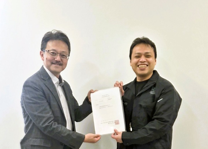 メカノケミカル取締役・技術顧問の伊藤氏と代表取締役CEOの齋藤氏が認定証を手にしている写真