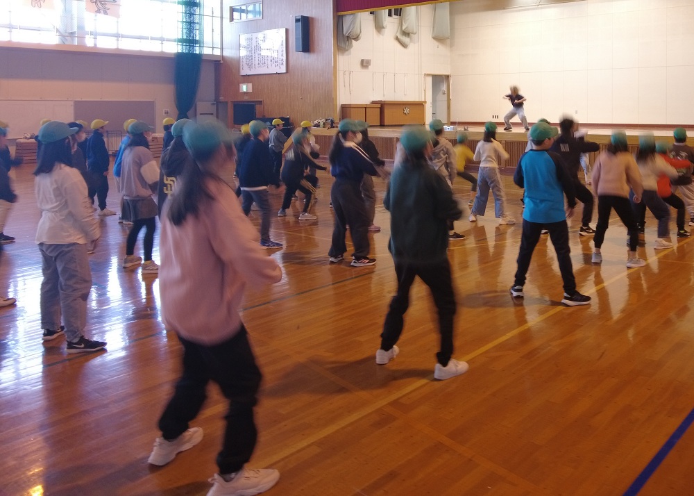 ダンスチームのお手本に合わせてダンスをする東苗穂小学校の児童たち