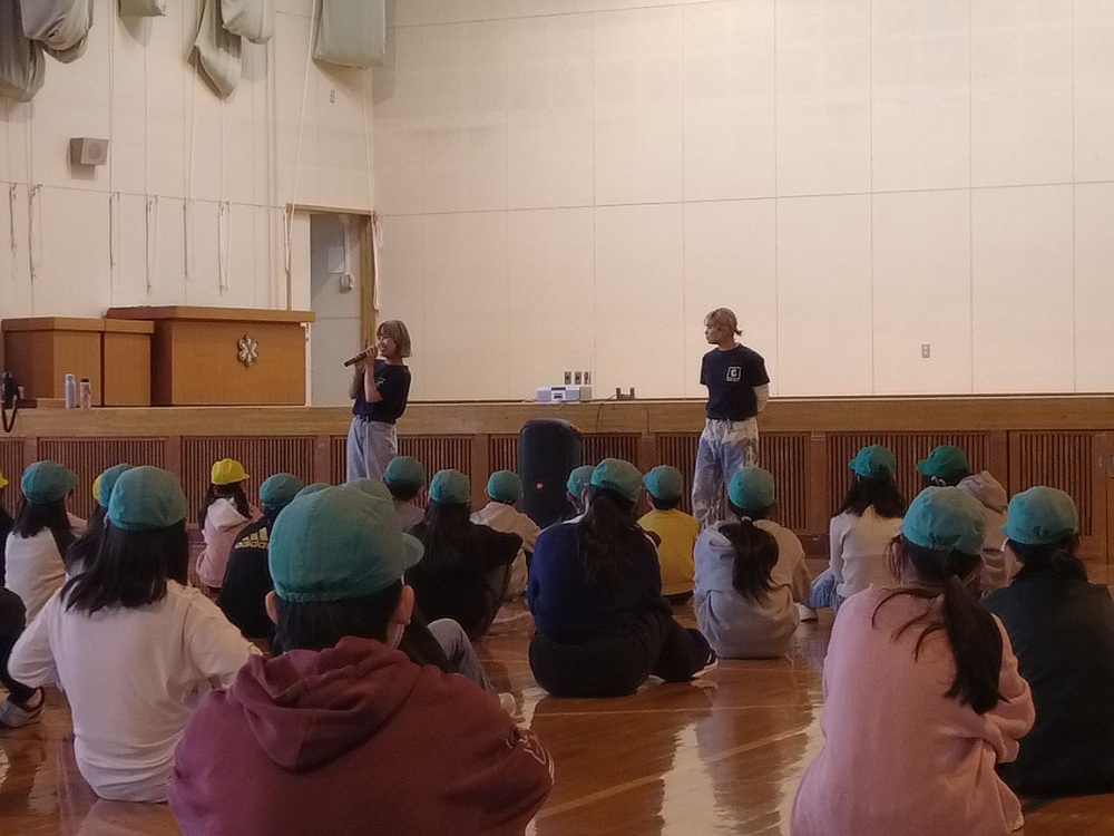 ダンスチームのお話を聞く東苗穂小学校の児童たち