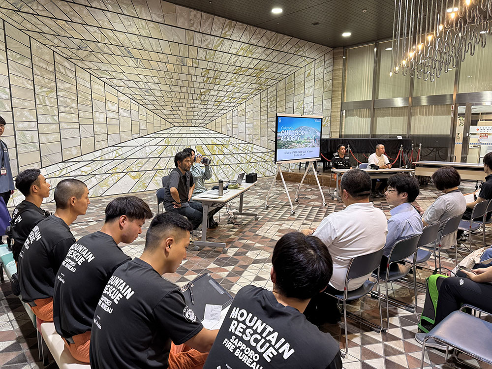 机上講習の様子。消防隊員と講習の参加者