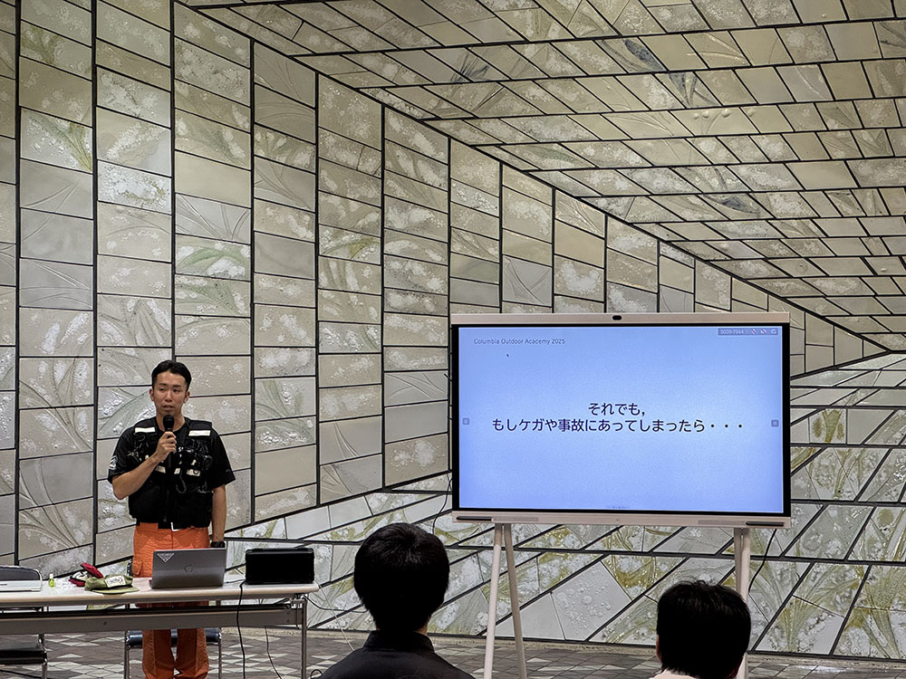 机上講習の様子。映し出されたモニターに「それでも、もしケガや事故にあってしまったら」と書かれている