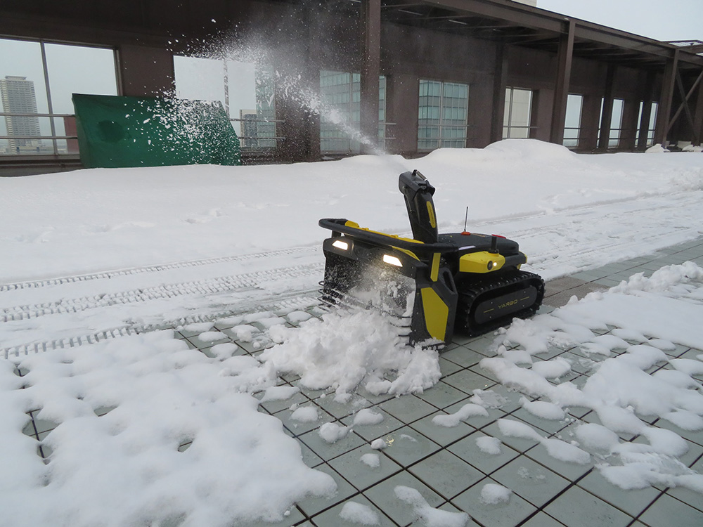 自動除雪ロボットが自動で雪を除雪している様子。