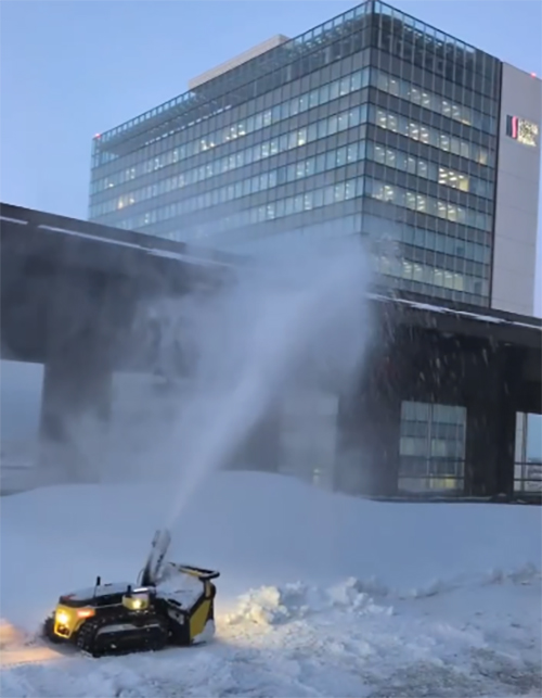 札幌創世スクエアの前で自動除雪ロボットが除雪している様子。