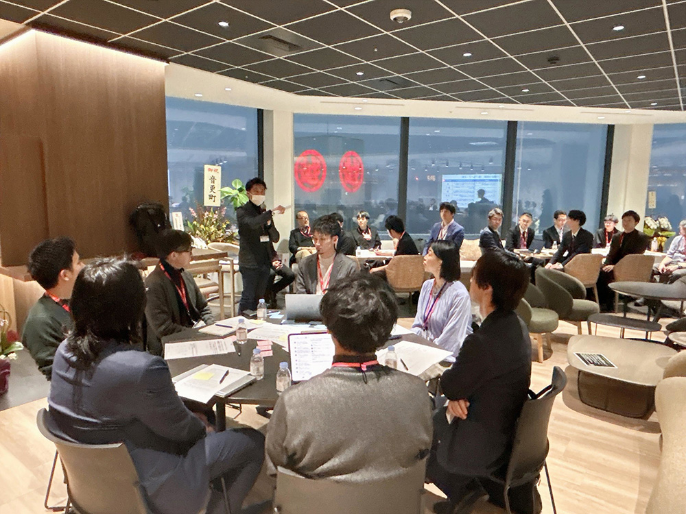 グループワークの様子。別角度の画像。