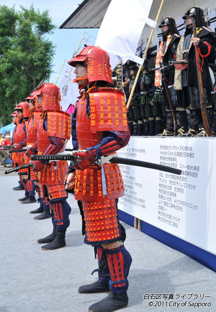 画像：片倉鉄砲隊と甲冑武者