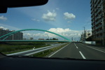秋空に立つエメラルドグリーン