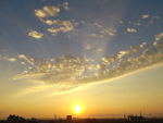 右肩上がりの光る雲、いいことありそう。