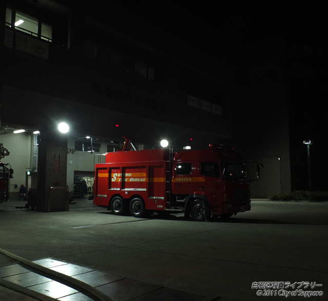 画像：夜間の消防自動車
