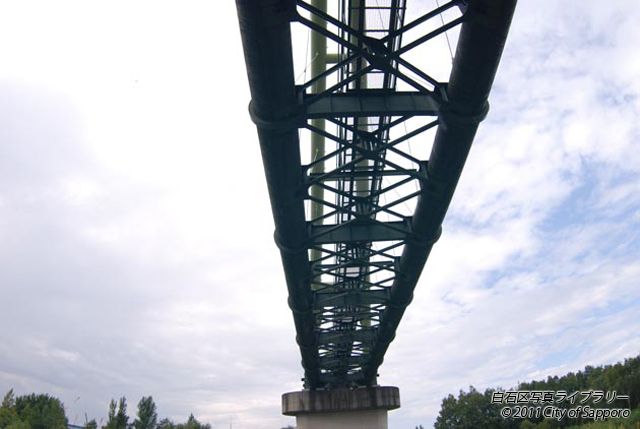 画像：豊平川第2水管橋の裏側