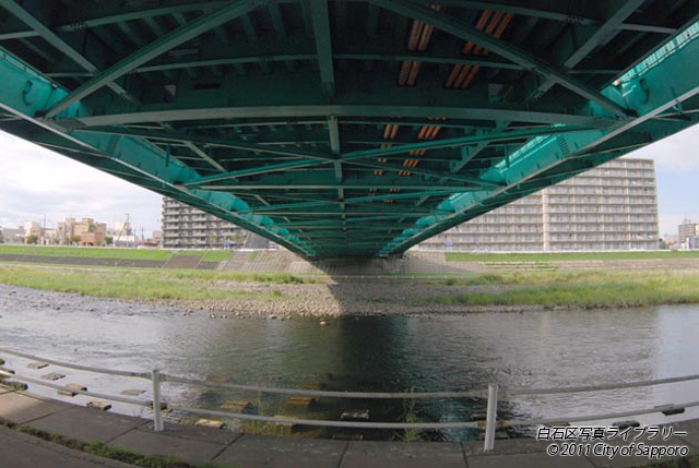 画像：水穂大橋と豊平川