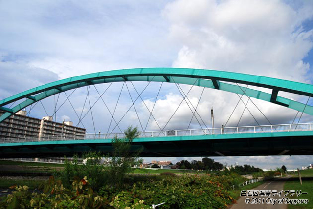 画像：水穂大橋と遊歩道