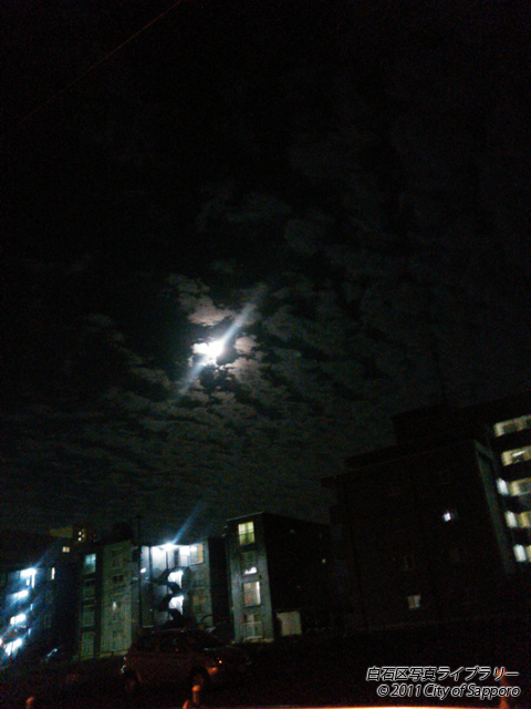 画像：闇雲に寄り添う今宵の月夜