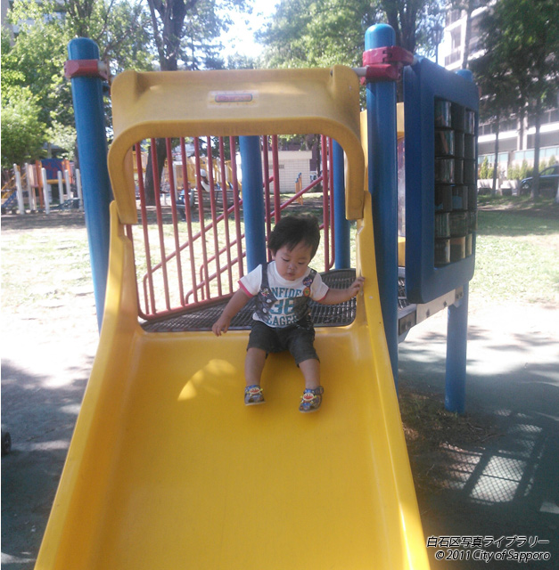 画像：ババールと公園二人の孫ちゃんですが下の孫ちゃんはまだベビーカーで・・・