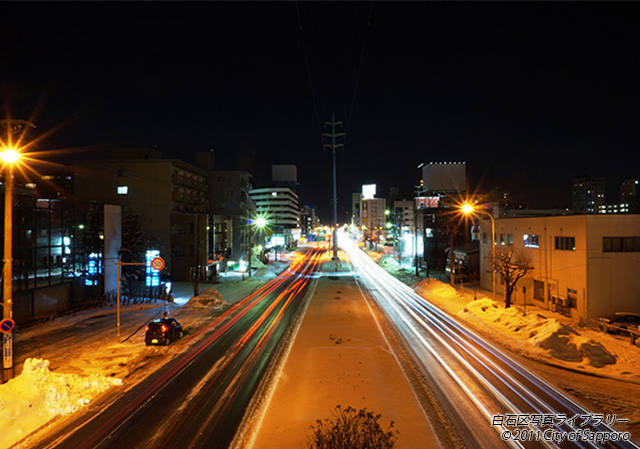 画像：行き交う車