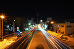 行き交う車